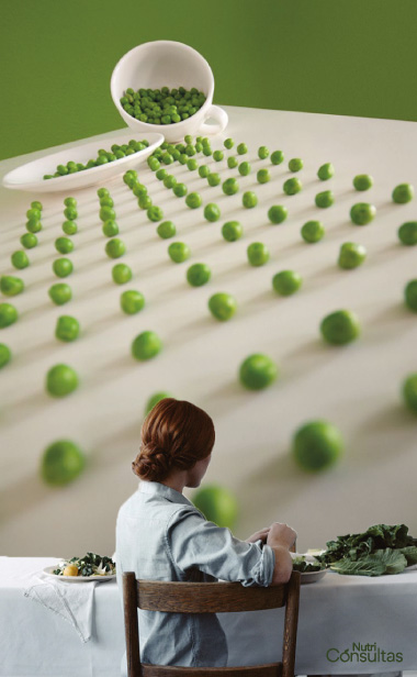 mujer comiendo verduras verdes 
